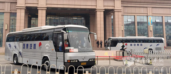 滿載兩會代表的北方客車駛出賓館