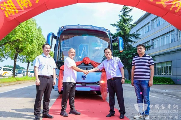 申龍汽車 高端旅游大巴 湖南賓利旅游 首批交付