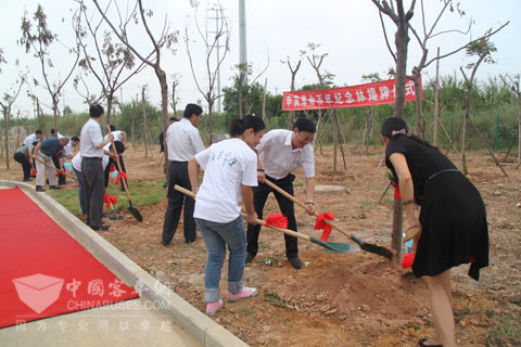 領(lǐng)導嘉賓揮鍬培土親手種植臺灣欒樹