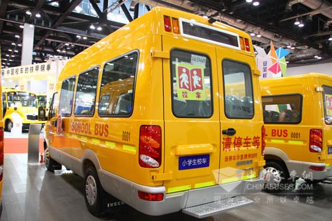 南京依維柯寶迪A42小學生專業(yè)校車